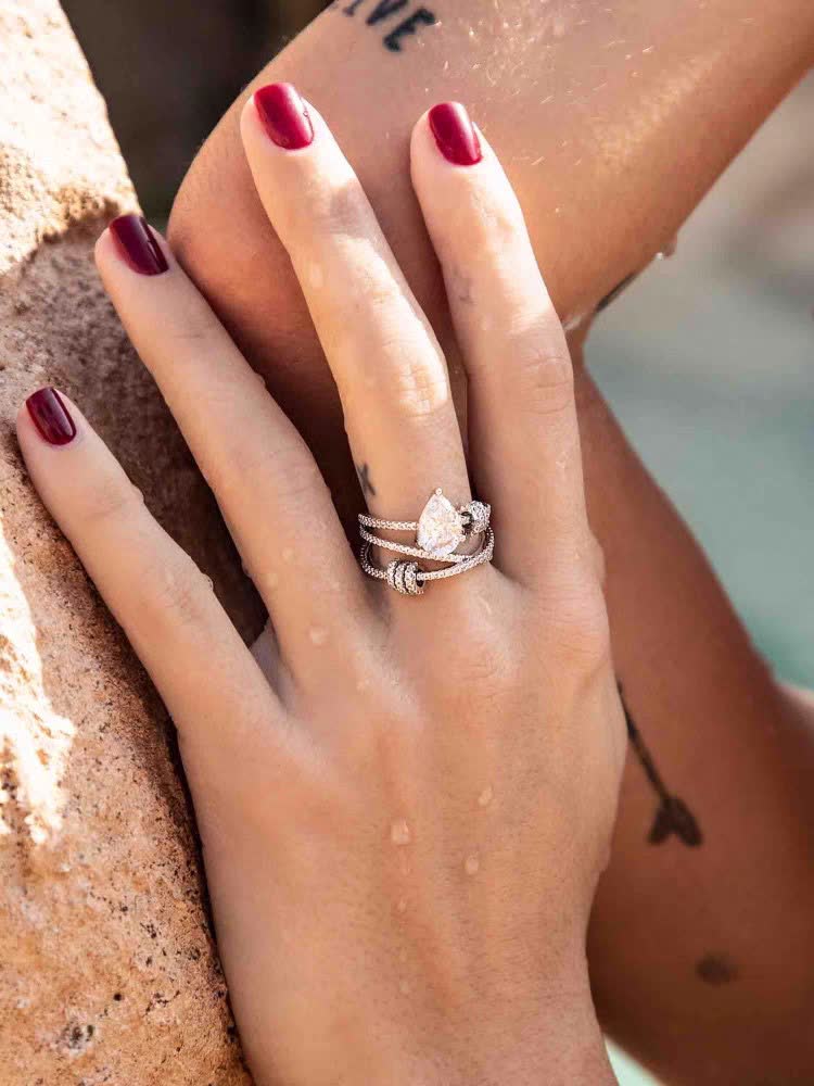 APM Monaco Elegant Pear-shaped Diamond Ring